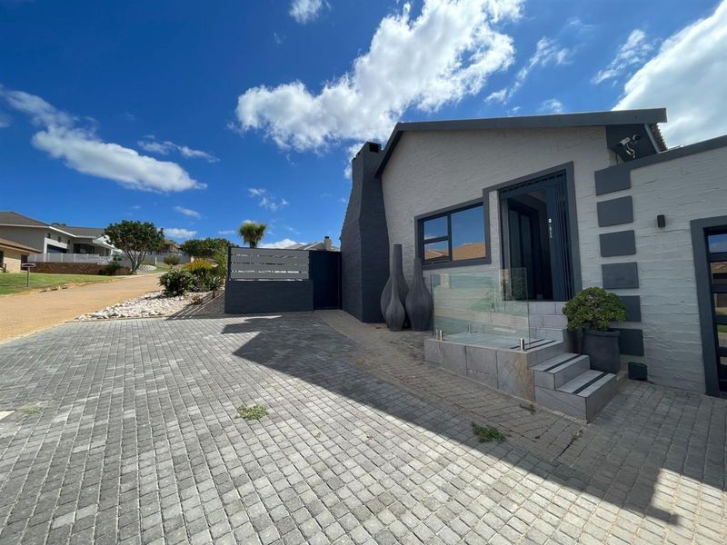 Contemporary 4-Bedroom Home in Monte Christo Eco Estate - Photo 2