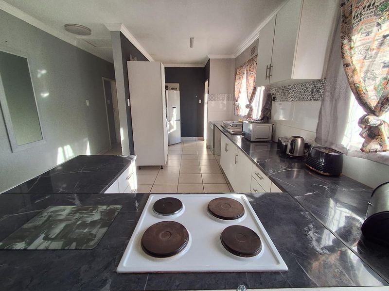 Neat 3-Bedroom Home with Open-Plan Kitchen and Fireplace - Photo 4