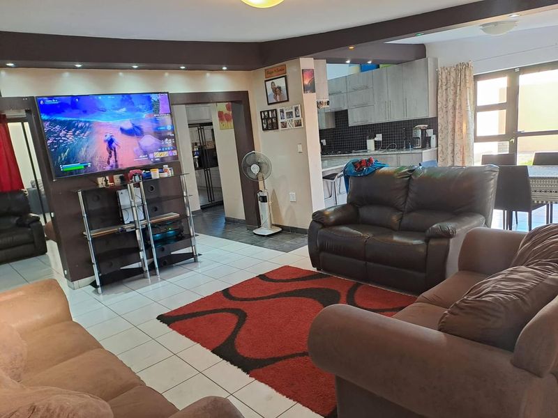 Buy a beautiful 3 Bedroom house with a 2 Bedroom flat in Walvisbay Town Center - Photo 5