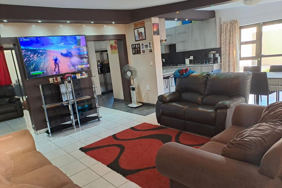 Buy a beautiful 3 Bedroom house with a 2 Bedroom flat in Walvisbay Town Center - Photo 5