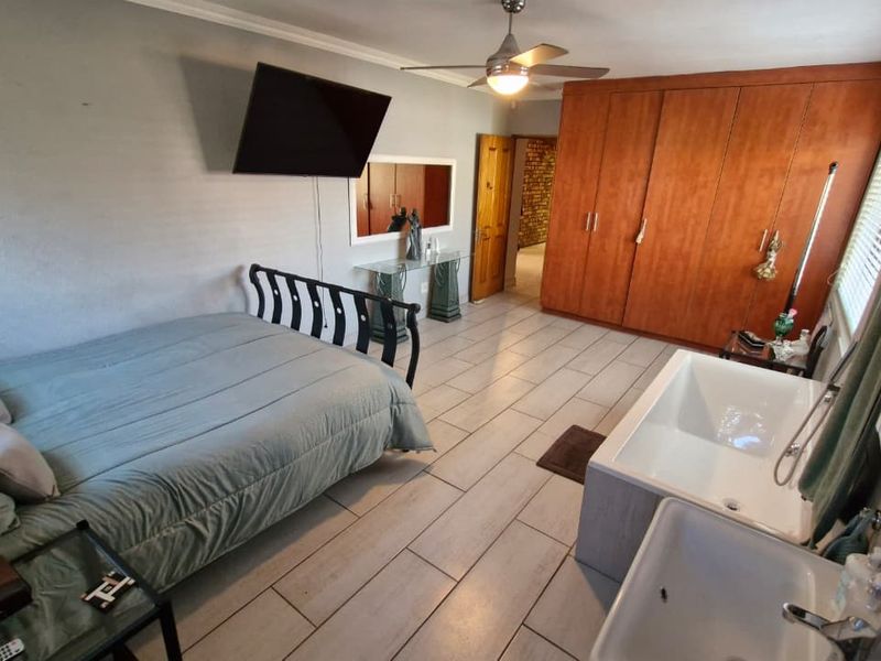 THE ULTIMATE MEYERSDAL RETREAT: SPACE, SECURITY, AND EVERY BEDROOM WITH A VIEW - Photo 8