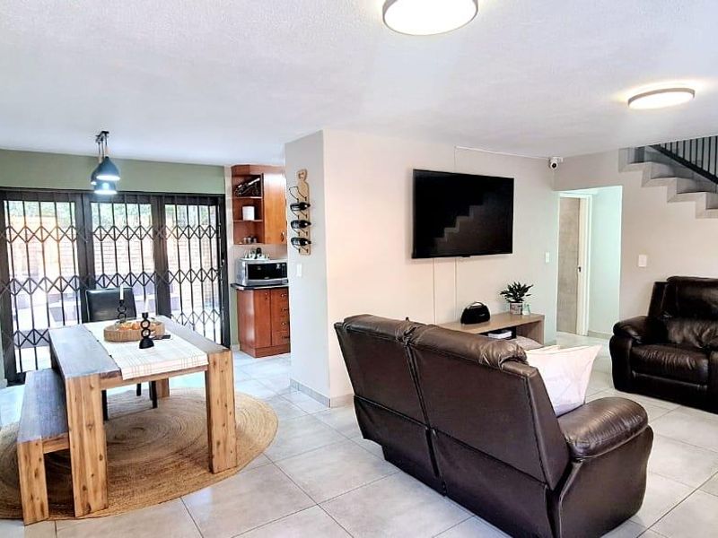 Eye Catching 3 Bedroom Duplex with Solar & Private Pool - Photo 3