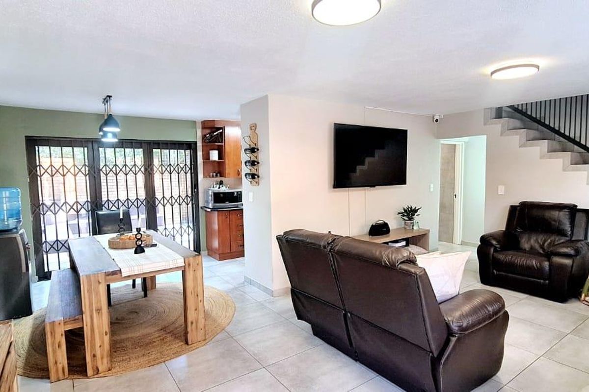 Eye Catching 3 Bedroom Duplex with Solar & Private Pool - Photo 3