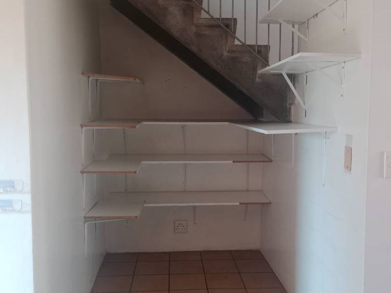 Two-Bedroom, 2-Bathroom Loft Apartment in Secure Estate - Close to Wits University - Photo 4