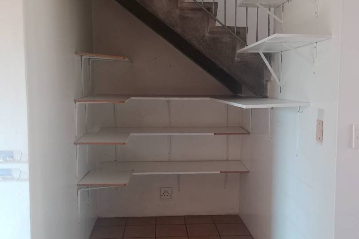 Two-Bedroom, 2-Bathroom Loft Apartment in Secure Estate - Close to Wits University - Photo 4