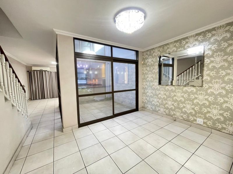 Spacious 3-Bedroom Townhouse in a Well-Maintained Complex with Garden &amp; Study - Photo 3