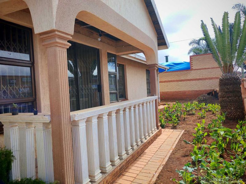 "Main Road Gem: Ideal for Home or Business Transformation!" - Photo 3