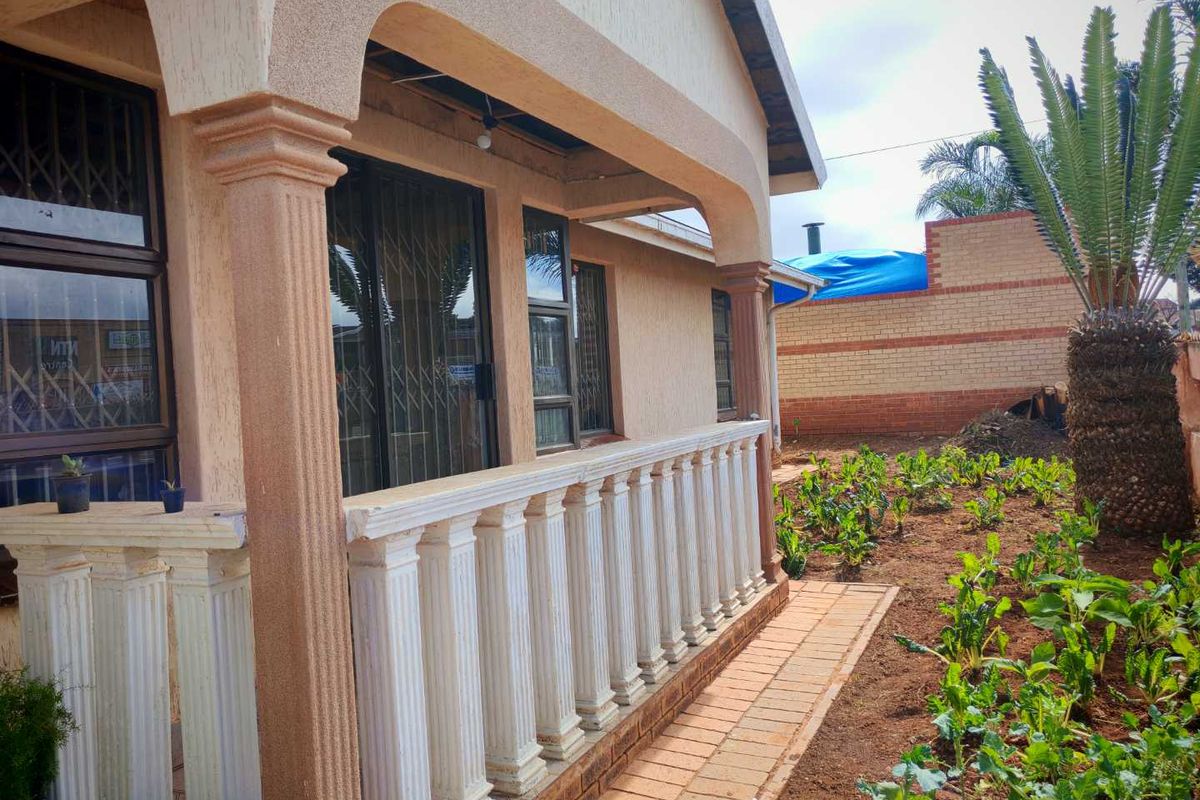 "Main Road Gem: Ideal for Home or Business Transformation!" - Photo 3