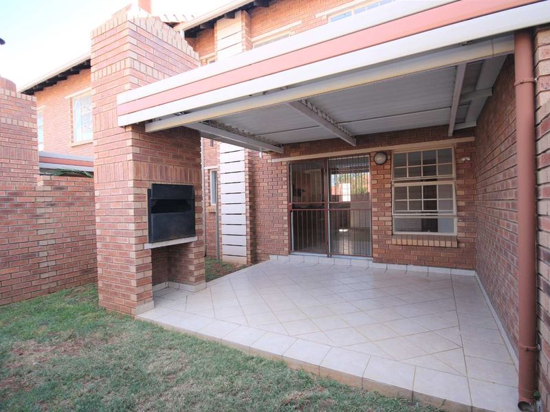 2 Bedroom / 2.5 Bathroom / 1 Garage – Load-Shedding Free Area! - Photo 2
