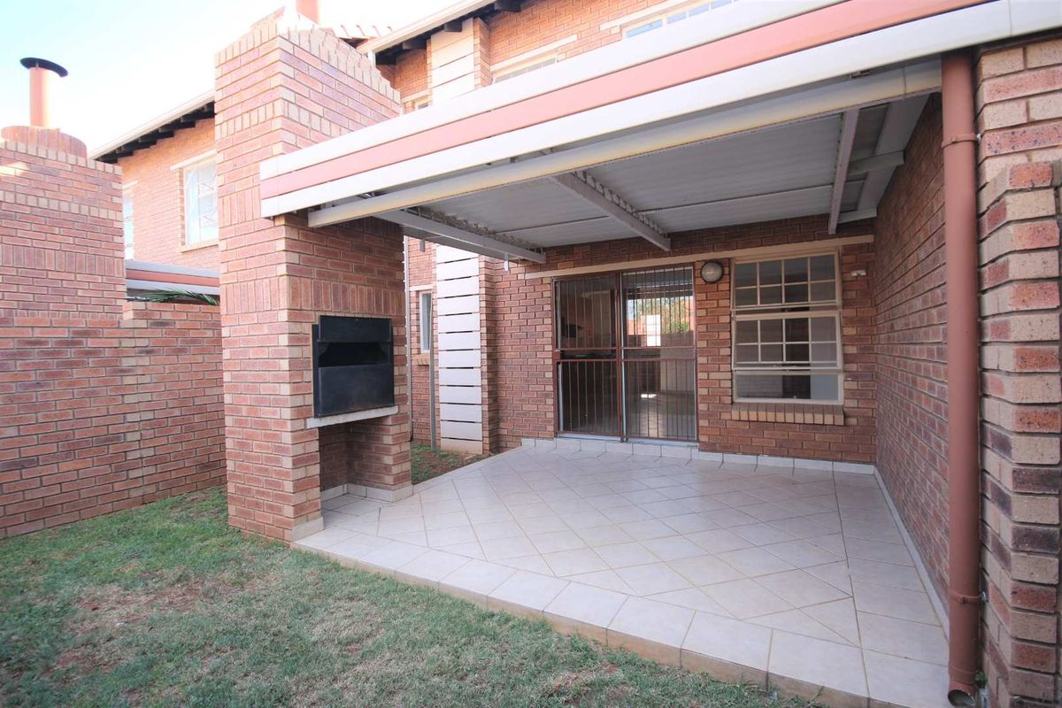 2 Bedroom / 2.5 Bathroom / 1 Garage – Load-Shedding Free Area! - Photo 2