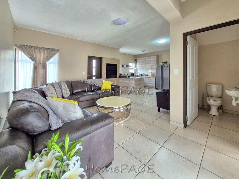 Fairway Estates, Walvis Bay: Neat 3 Bedr unit in Gracemere is for Sale - Photo 3