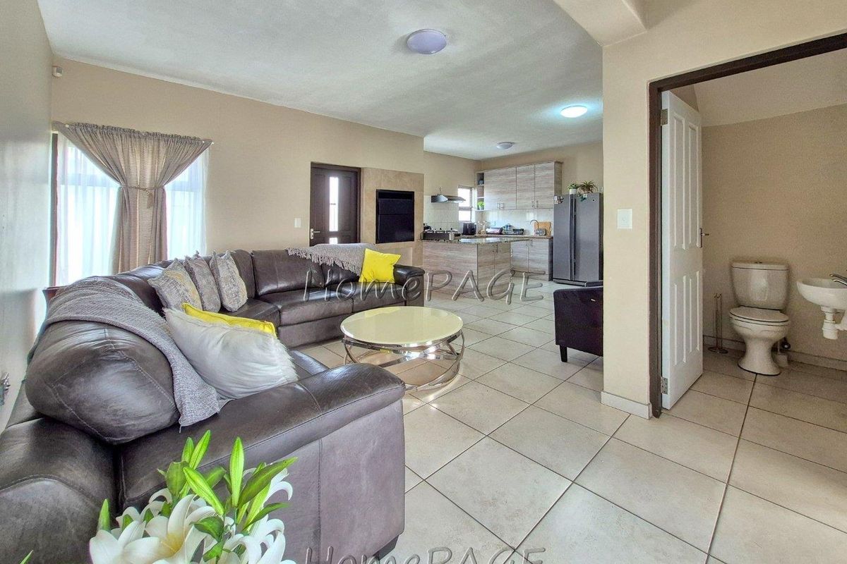 Fairway Estates, Walvis Bay: Neat 3 Bedr unit in Gracemere is for Sale - Photo 3
