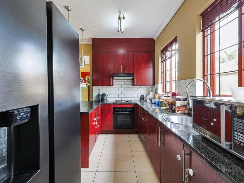 3 Bedroom, 2 Bathroom House for Sale - Photo 8