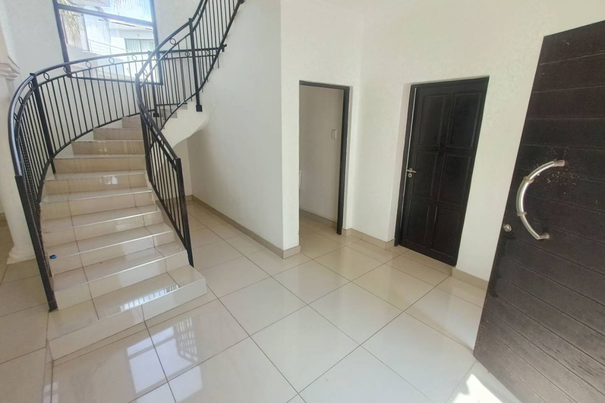 BEAUTIFUL FAMILY HOUSE FOR SALE IN VALLEY VIEW ESTATE!! - Photo 2