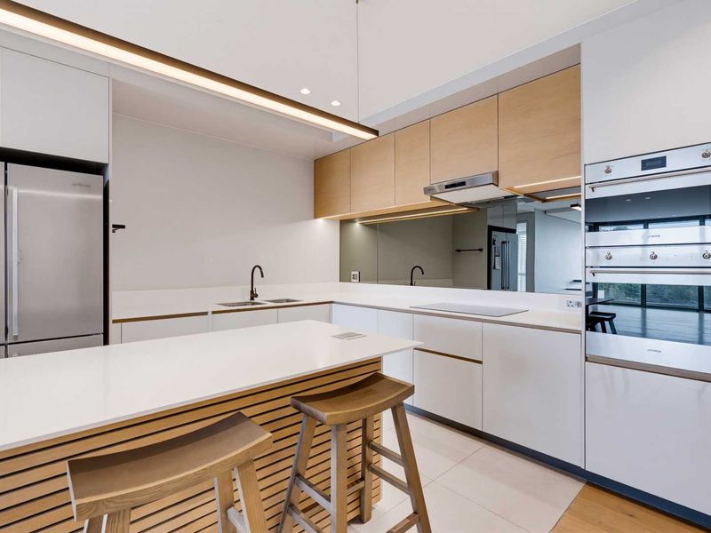Modern 2-Bedroom Apartment with Two Parking Bays in Green Point - Photo 6