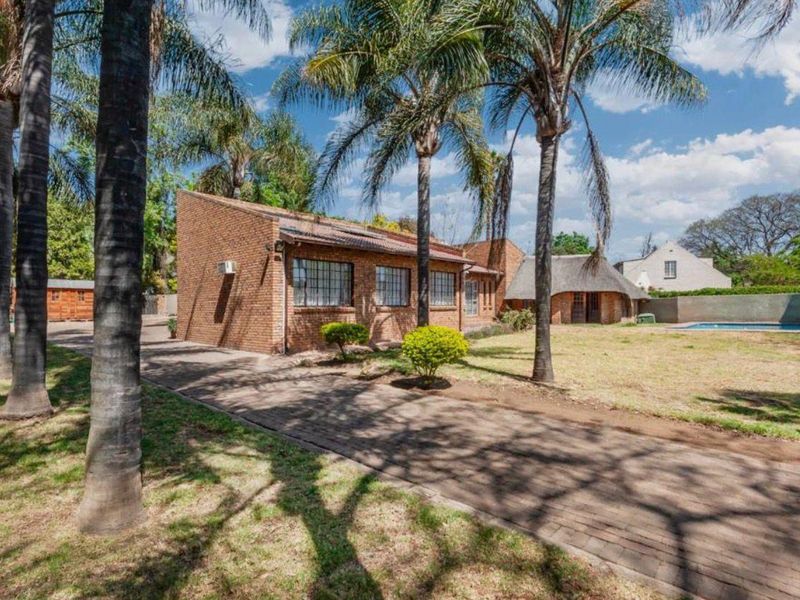 Exceptional 4-Bedroom Family Home with 2 Cottages, Income Potential & Entertainment Paradise for Sale in Germiston - Photo 2
