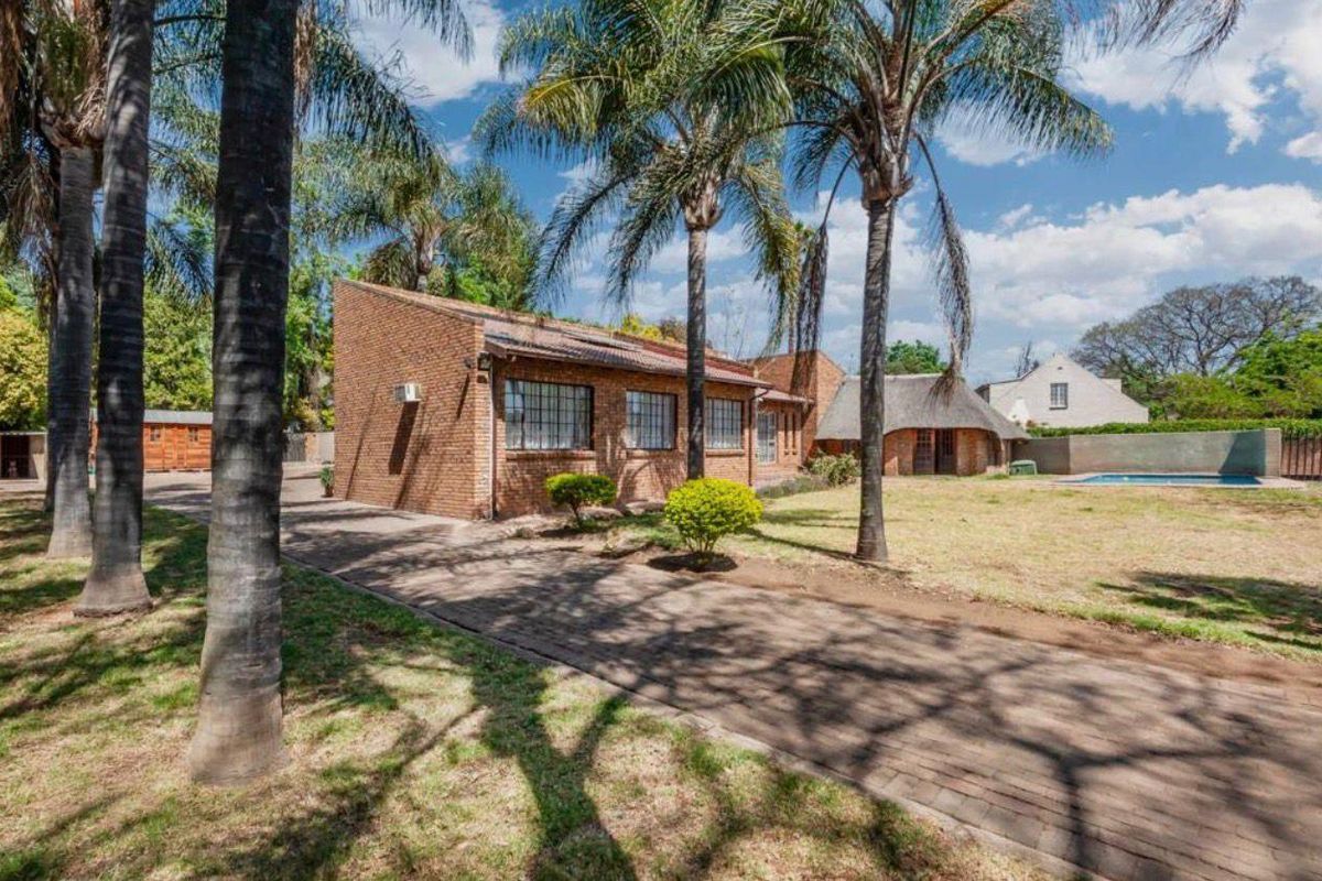 Exceptional 4-Bedroom Family Home with 2 Cottages, Income Potential & Entertainment Paradise for Sale in Germiston - Photo 2