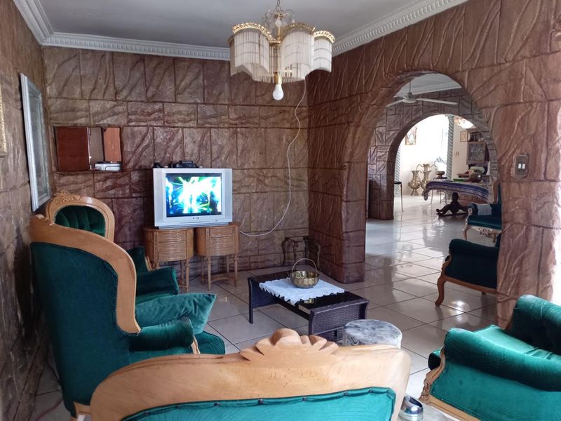 Huge home with 2 Flatlets for added income - Photo 10