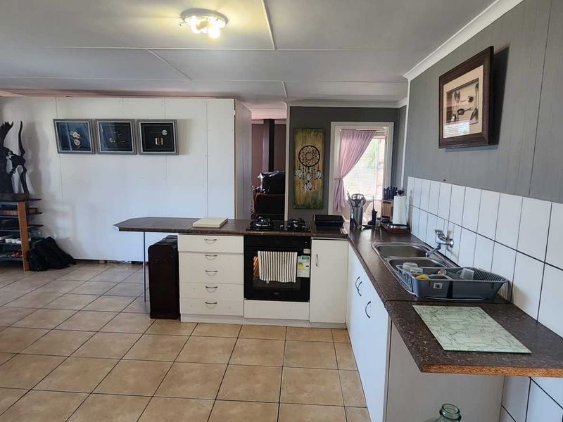 PEACEFUL COUNTRY STYLE LIVING WITH POOL SIDE PRIVACY - Photo 6