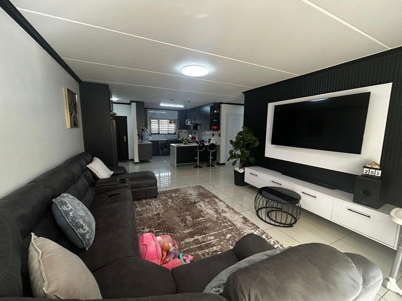 Where luxury meets comfort and security in the heart of Midrand. - Photo 4