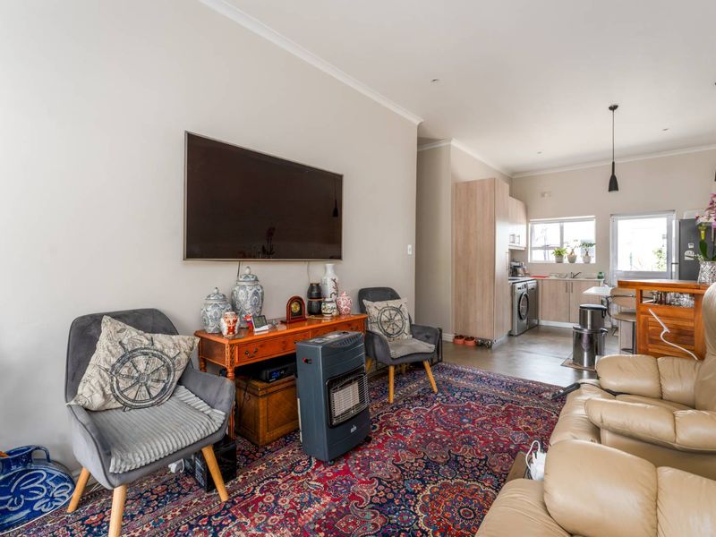 IMMACULATE GROUND FLOOR APARTMENT - Photo 5