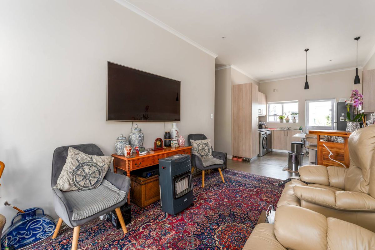 IMMACULATE GROUND FLOOR APARTMENT - Photo 5