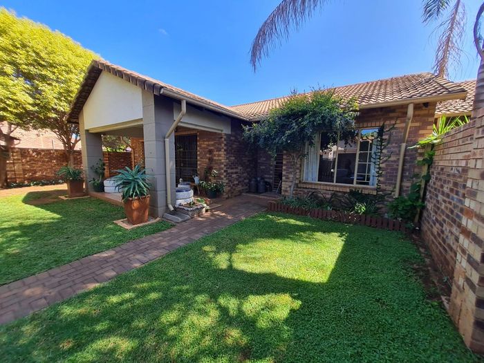 Property #2003567, Townhouse Pending Sale in Die Hoewes