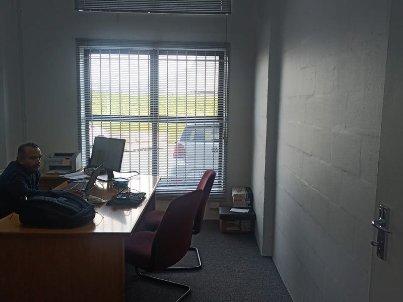 104.96m2 TO LET Freeway Business Park, Maitland / Secure Warehouse to rent with excellent access - Photo 5