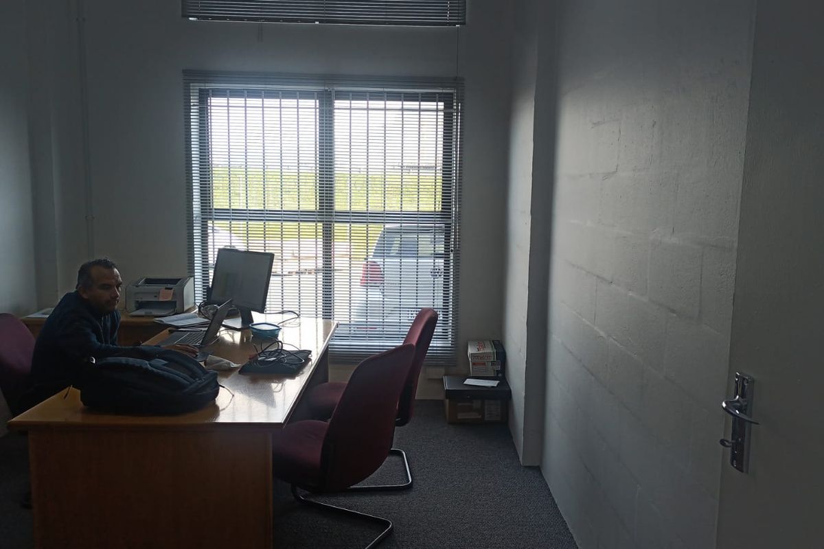104.96m2 TO LET Freeway Business Park, Maitland / Secure Warehouse to rent with excellent access - Photo 5
