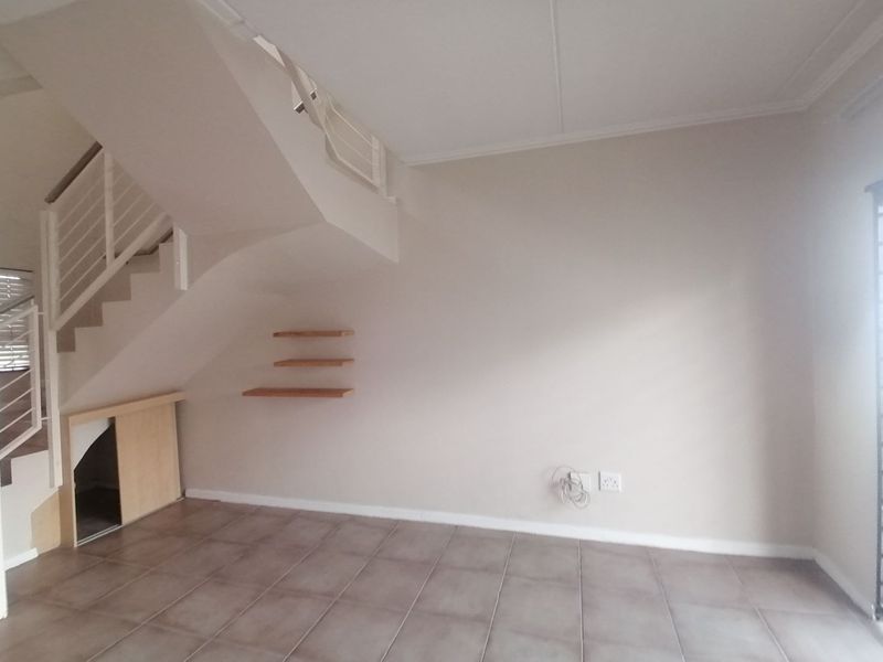 Stunning Sunninghill Duplex: Light-Filled & Priced to Sell! - Photo 7