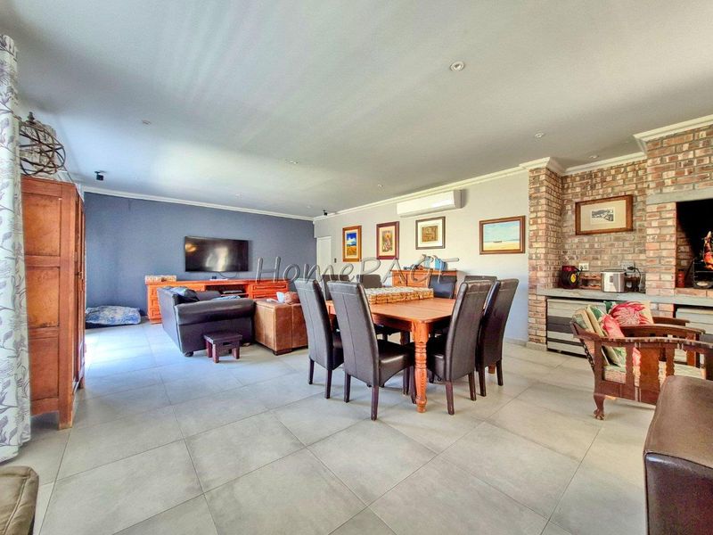 Meersig, Walvis Bay:  5 Bedr home with flat potential and pool is for Sale - Photo 10