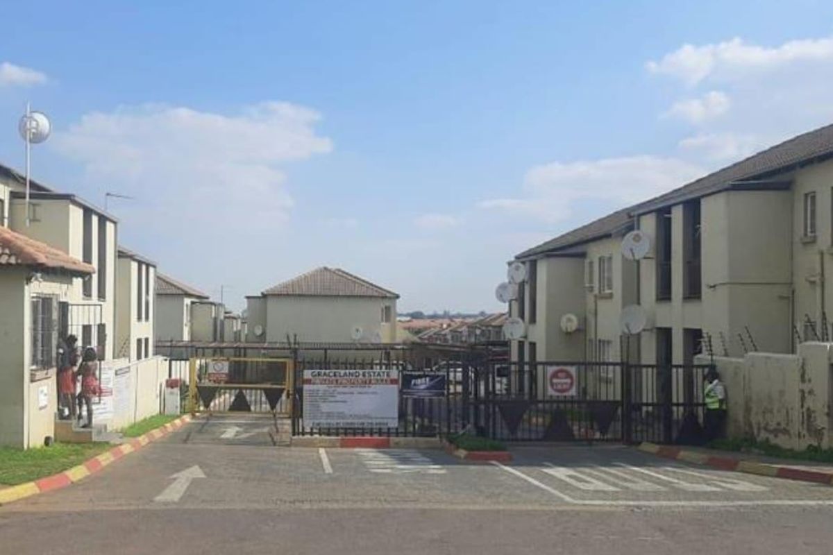 3 BEDROOMS GROUND FLOOR TOWNHOUSE - Photo 2