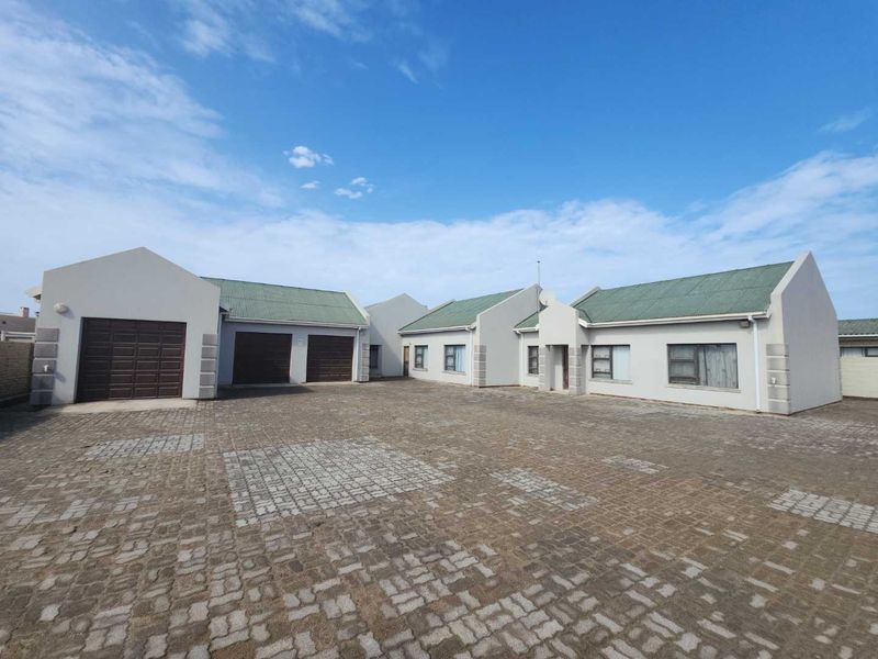 Exceptional beachfront house in Henties Bay, with unlimited and the most beautiful sunsets included in the price!!! - Photo 4