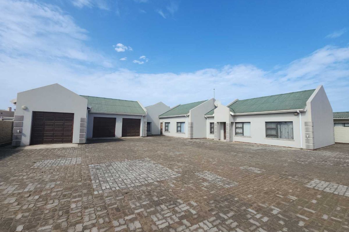 Exceptional beachfront house in Henties Bay, with unlimited and the most beautiful sunsets included in the price!!! - Photo 4