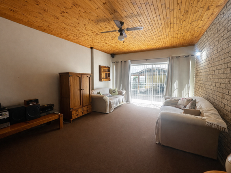 Furnished Home with Borehole in Quiet Cul-de-Sac – Bultfontein - Photo 9