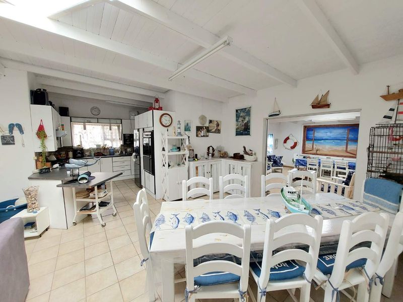 Spacious 4-Bedroom Gem: Perfect for Family & Entertaining! - Photo 8