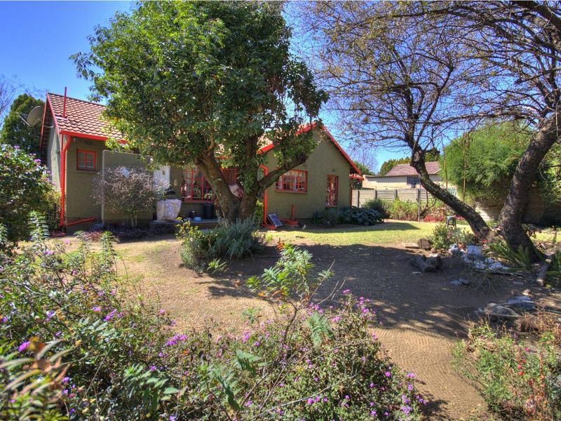 Renovated Beauty in Park-like gardens - Photo 2