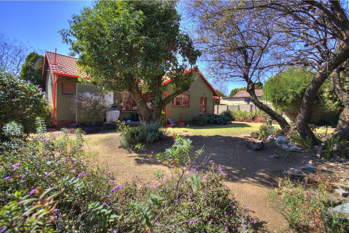 Renovated Beauty in Park-like gardens - Photo 2