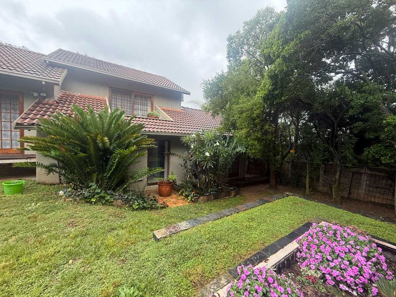 Exclusive Garden Cottage for the Discerning Tenant – Lockup & Go! - Photo 2