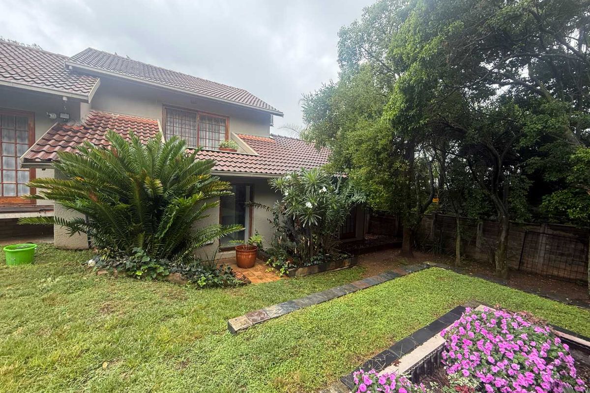 Exclusive Garden Cottage for the Discerning Tenant – Lockup & Go! - Photo 2