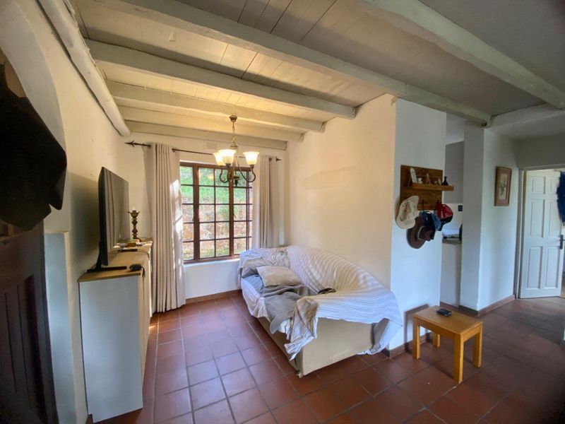 CHARMING THATCH HOME WITH LOFT & PET-FRIENDLY GARDEN! - Photo 2