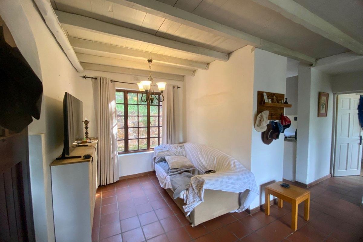 CHARMING THATCH HOME WITH LOFT & PET-FRIENDLY GARDEN! - Photo 2