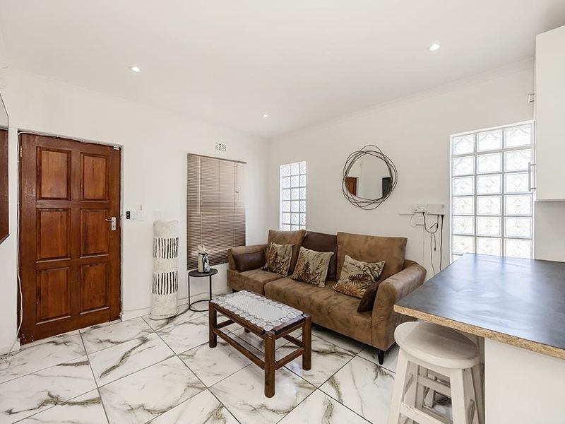 Modern 2 Bedroom Home - Photo 3