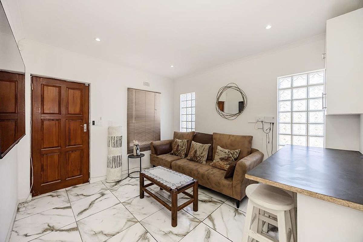 Modern 2 Bedroom Home - Photo 3