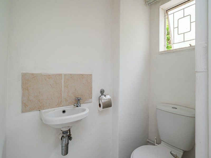 Beautiful 2-Bedroom Apartment With Garden Patio in Prime Hillcrest Location - Photo 7