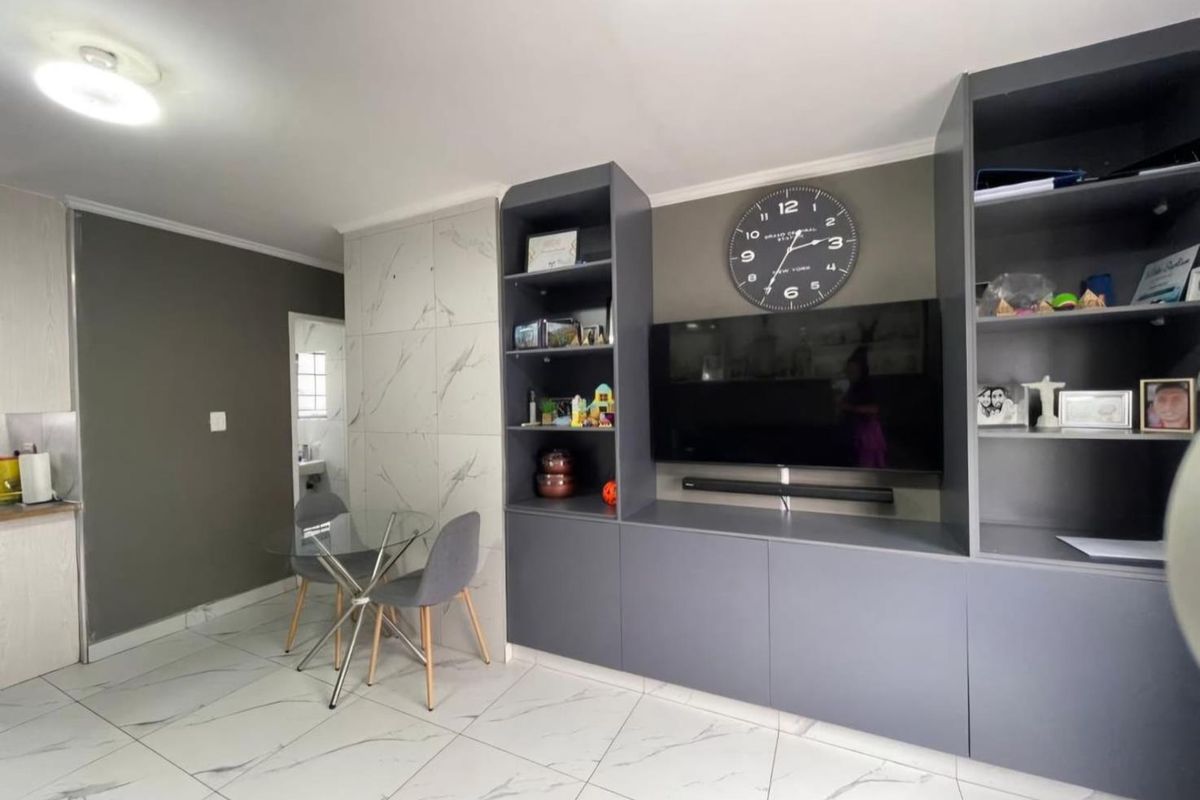 FEAST YOUR EYES - RENOVATED AND MODERN!! - Photo 3