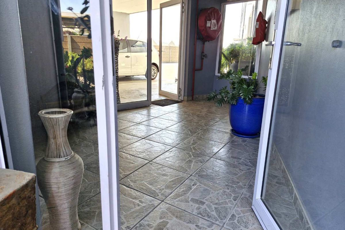 Sunny Spacious two bedroom first floor apartment - Photo 2