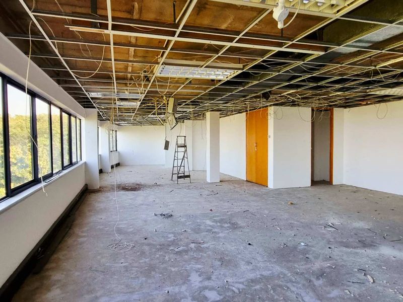 200m2 office to let in La Lucia Ridge office belt. Fitout-ready shell with sea views, generator, 10 basement bays. Occupation: Sept 2025. - Photo 8