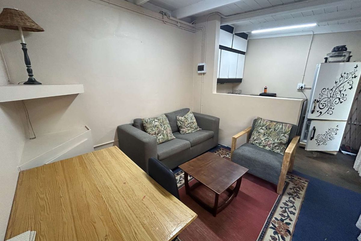 Furnished 1-Bedroom Cottage, Hassle-Free Living with Parking - Photo 2