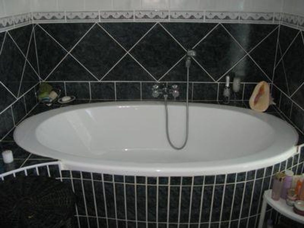 bedroom 2 en-suit bathroom 
